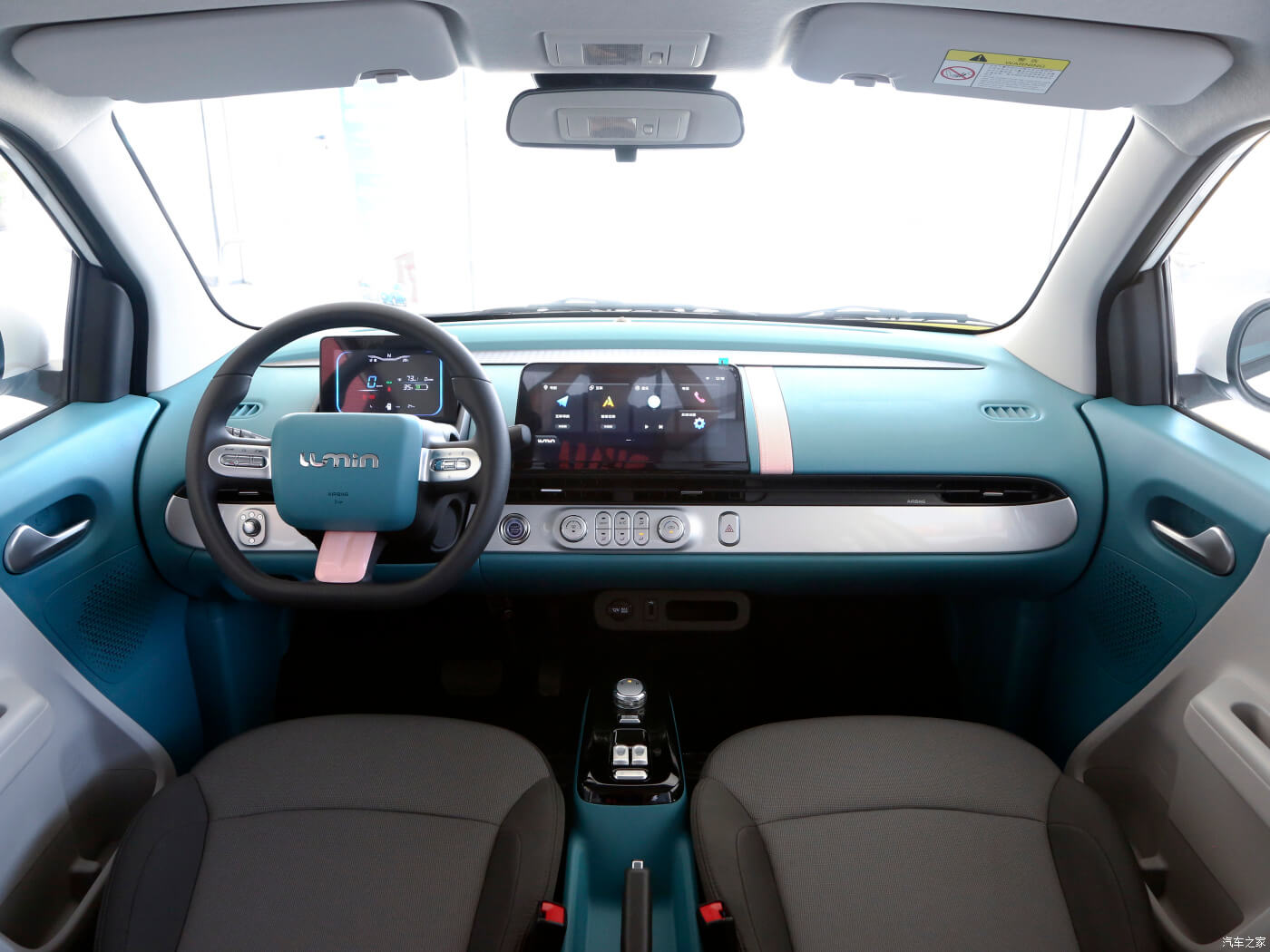 Max Mileage 301km Changan Lumin Mini EV 3 Doors 4 Seats Clean Energy Small Car for Adults